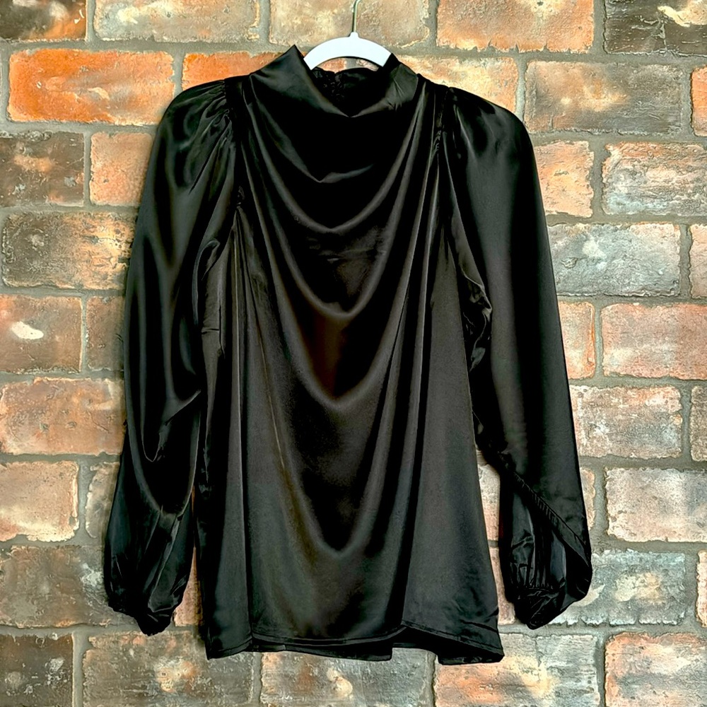 Beautiful, feminine style, Entro brand  long sleeve blouse. New with tag.